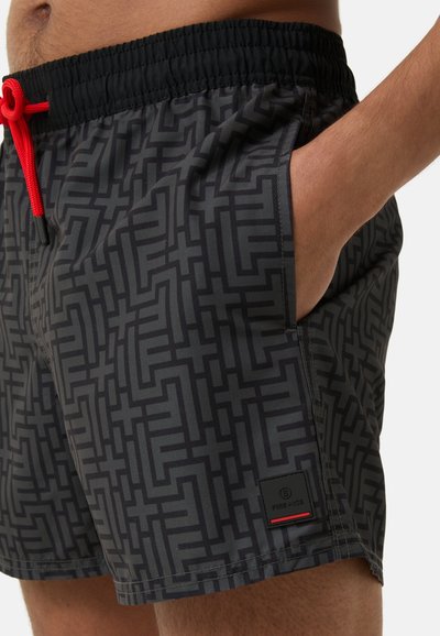Zwarte zwemshorts voor heren met een geometrisch grijs patroon, voorzien van een elastische tailleband, rode trekkoord en zijzakken.