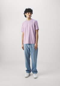 BOSS TCHUP - Paprasti marškinėliai - light pastel purple