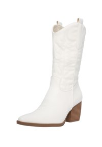 Bota vaquera de cuero blanco con punta afilada y caña alta. Presenta patrones bordados y un tacón cuadrado de color marrón claro. Dos lengüetas en la parte superior.