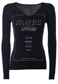 Granatowy sweter z długim rękawem i dekoltem w serek. Zawiera tekst z kryształków "GUESS ATTITUDE LOVE MORE WORRY LESS". Ściągacze przy mankietach i u dołu.