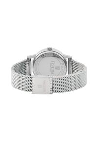 Orologio in acciaio inossidabile argentato con bracciale a rete metallica, cassa rotonda e chiusura a scatto. Presenta una finitura liscia e lucida con un retro trasparente.