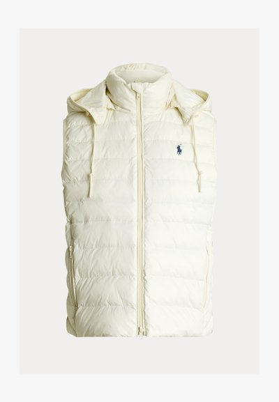 Kremfarget quiltet ermeløs boblevest med høy krage, avtakbar hette med snorer, frontglidelås og liten brodert logo på brystet.