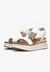 Inuovo Sandały na koturnie