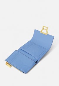 Billetera de cuero azul con un acabado texturizado, que cuenta con múltiples ranuras para tarjetas y un compartimento con cremallera. Acento en hardware dorado.