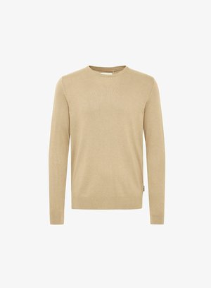 Svjetlucavo bež pleteni pulover s dugim rukavima, okruglim izrezom i glatkom teksturom. Sadrži suptilan uzorak i malu oznaku na rubu.