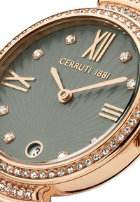 Cerruti 1881 sat sa kućištem od ružičastog zlata, sivoj brojčanici, rimskim brojevima, šest dijamantnih akcenta i bezelom ukrašenim rhinestones-ima.
