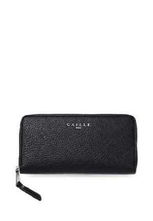 Cartera negra Gaëlle Paris de piel granulada, con cremallera perimetral y correa para la muñeca, sobre un fondo blanco.