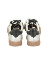 Zapatillas de cuero con un brillo plateado, acento en el talón negro y cordones negros. La suela es texturizada, con material de goma para un mejor agarre.