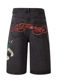 Shorts in denim nero con taglio dritto. Presentano una grande scritta rossa "Ed Hardy" e un design ricamato colorato con ali e un banner sulla sinistra.