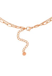 Collana in oro rosa con maglie allungate, dotata di chiusura a moschettone e di una catena regolabile con un tag circolare all'estremità.