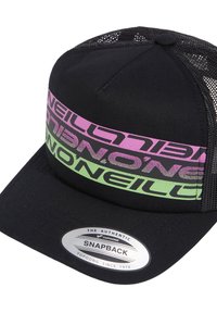 Svart snapback-keps med nätbak, med djärva rosa och gröna logostripes över framsidan. Inkluderar en cirkulär äkthetsmärkning.
