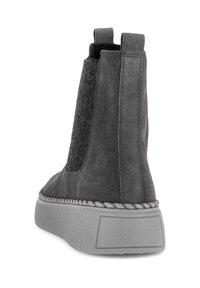 Bottine en suede grise avec panneaux latéraux en élasthanne, dessus texturé et semelle en caoutchouc épaisse avec un détail en stripe tissé le long du bord.