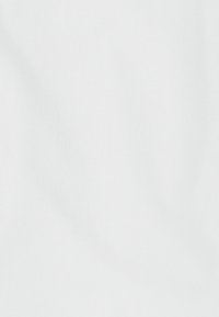 T-shirt blanc à col rond et manches longues, posé à plat, montrant la texture du tissu et des plis subtils.