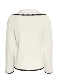 Weißer Pullover mit einem gewellten schwarzen Saum entlang des Kragens und des Saums. Verfügt über einen lässigen Schnitt und lange Ärmel, aus einem weichen strukturierten Material gefertigt.