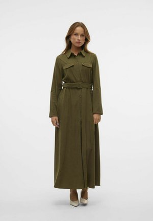 Robe longue vert olive avec des manches longues, fermeture à boutons sur le devant, deux poches poitrine et une ceinture en tissu assorti ; texture lisse.