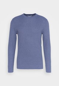 Blauwe gebreide trui met lange mouwen, ronde hals, gestructureerde stof en geribbelde boorden en zoom. Eenvoudig ontwerp, middellicht gewicht.