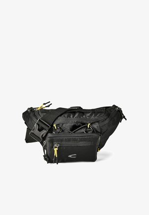 Zwarte heuptas met meerdere ritsvakken, verstelbare riem en gele ritstrekker, geschikt voor buitenactiviteiten of casual gebruik.