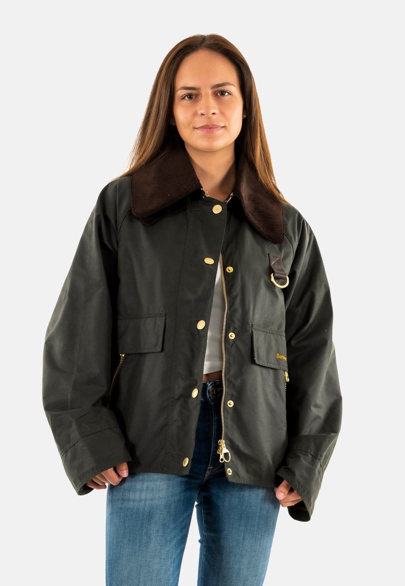 Dunkelgrüne wasserfeste Jacke mit einem braunen Cordkragen, goldenen Druckknöpfen, zwei Fronttaschen und einer seitlichen Reißverschlusstasche.