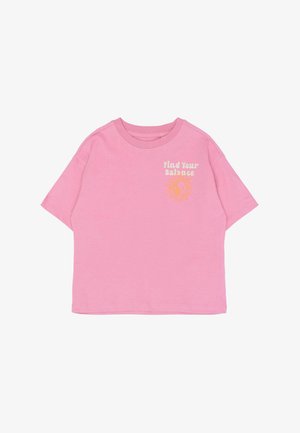 Lyserød bomuld t-shirt med korte ærmer, med teksten "Find Your Balance" og en solgrafik i gul og orange på venstre bryst.