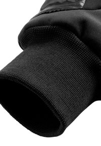 Zwarte gebreide handschoen met een glad, glanzend zwart stoffen accent. Heeft een gestructureerde, rekbare polsomslag en een strakke, ergonomische vorm.