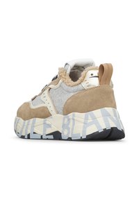 Sneaker beige e grigio con materiali in camoscio e tessuto, rivestimento morbido, dettagli metallici e marchio audace sulla suola.