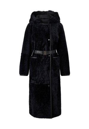 Zwarte faux fur jas met een capuchon, lange mouwen, twee voorzakken, een ceintuur in de taille en knoopsluiting. Heeft een zachte, gestructureerde oppervlakte.