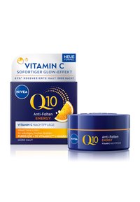 NIVEA Q10 Anti-Falten Energy Nachtcreme in einem blauen Glas mit orangen Akzenten. Der Karton zeigt Details zu Vitamin C und eine Grafik von einer aufgeschnittenen Orange.