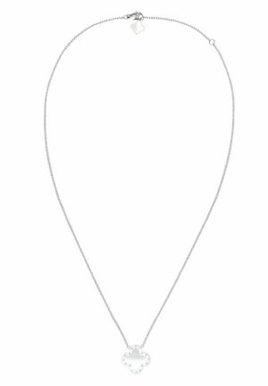 Collana a catena in argento con piccolo ciondolo rotondo a quadrifoglio e chiusura a moschettone.