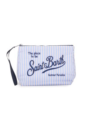 Bustina da polso a righe blu e bianche con cerniera e cinturino neri, ricamata con la scritta "The place to be Saint Barth Summer Paradise."