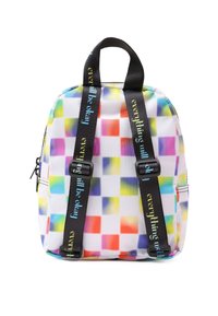 Reppu, jossa on värikäs ruutukuosi pastelliväreissä, valmistettu kestävästä kankaasta. Varustettu mustilla hihnoilla, joissa on painettu teksti.