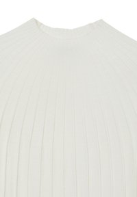 Haut blanc à manches longues côtelé avec un col haut. Le tissu présente des lignes verticales, offrant texture et structure au design.