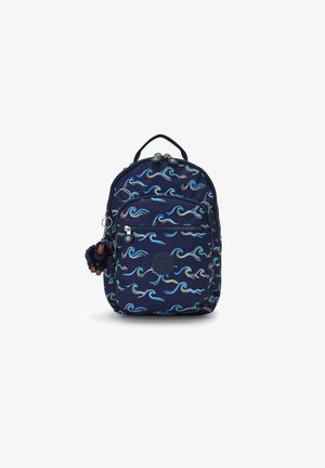 Marine rugzak met kleurrijk golfpatroon, stoffen materiaal, ritssluiting voorvak, ronde logo patch en een pluche aap sleutelhanger accent.