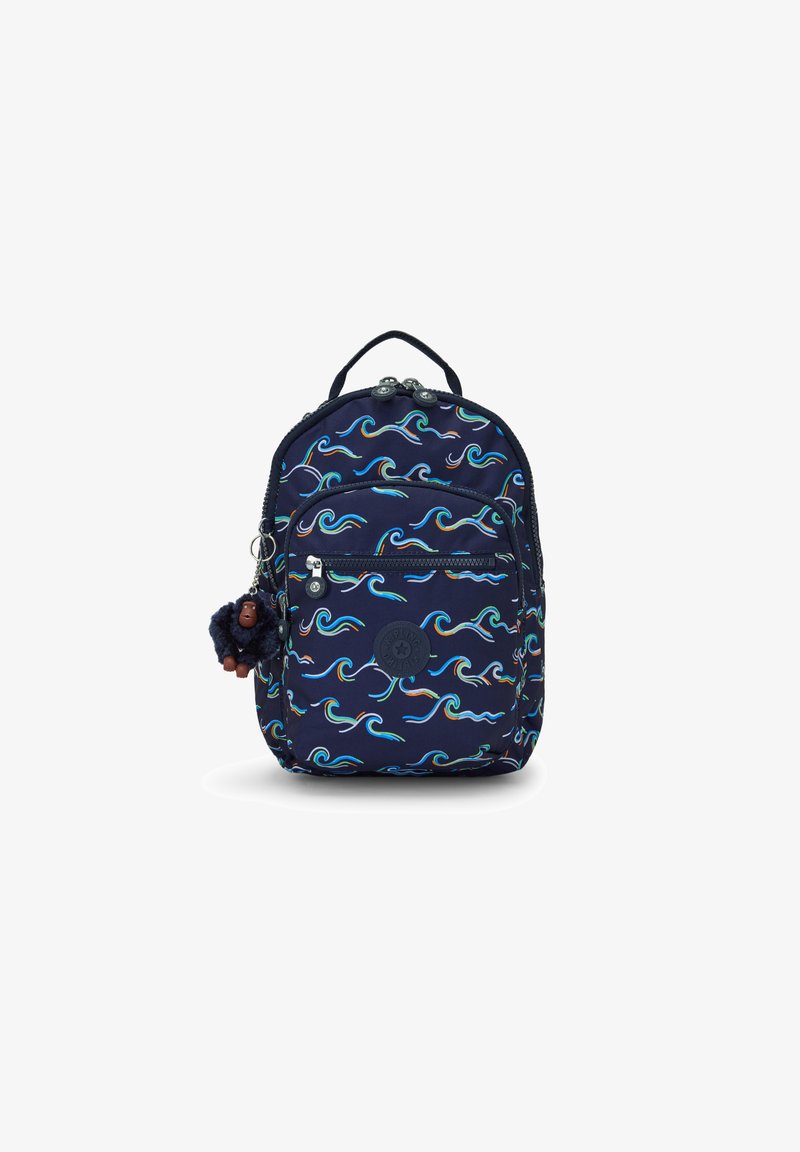 Námornícky batoh s barevným vzorem vln, vyrobený z textilního materiálu, s přední kapsou na zip, kulatou nášivkou loga a plyšovým přívěškem opice jako akcentem.