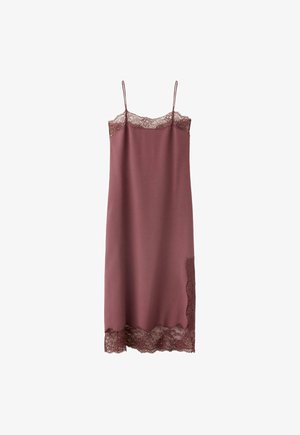 Robe nuisette en satin mauve avec fines bretelles spaghetti et bordure en dentelle le long de l'encolure, de l'ourlet et de la fente latérale.