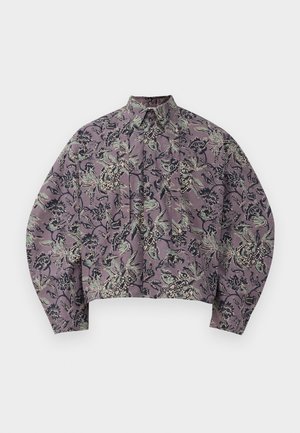 Gekürzte Hemdbluse aus lila Stoff mit floralen und blättrigen Mustern in Grün und Schwarz. Verfügt über einen spitzen Kragen und gefaltete Vorderseite.