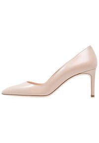 Escarpin en cuir beige à talon haut avec un nez pointu et une texture lisse et élégante, présentant un talon fin et un design minimaliste.