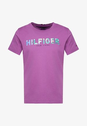 Fioletowy t-shirt z krótkim rękawem i okrągłym dekoltem, z napisem "HILFIGER NEW YORK" na piersi w wielokolorowych literach.