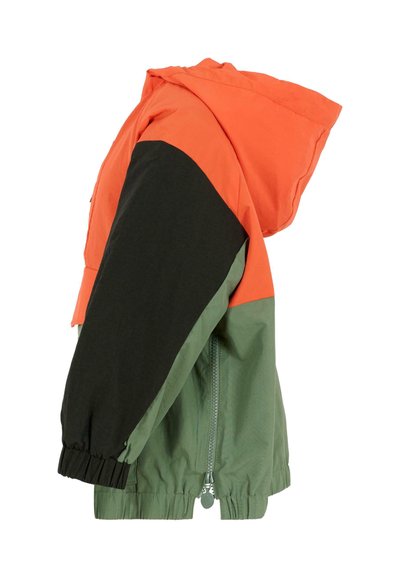Kurtka w bloczki kolorów z pomarańczowym kapturem, czarnymi rękawami i zielonym korpusem. Materiał wydaje się lekki, z elastycznymi mankietami i zamkiem błyskawicznym z przodu.