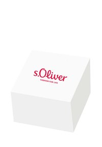Witte rechthoekige doos met een deksel, met de merknaam "s.Oliver" in vetrode cursieve tekst en de slogan "MODE VOOR HET LEVEN" eronder.