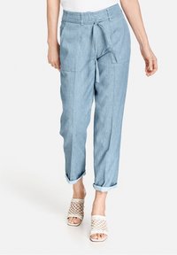 Ljust blå, löst sittande byxor med ett knytbälte, med en avslappnad passform, uppvikta fållar och framfickor. Tillverkad av ett mjukt, andningsbart tyg.