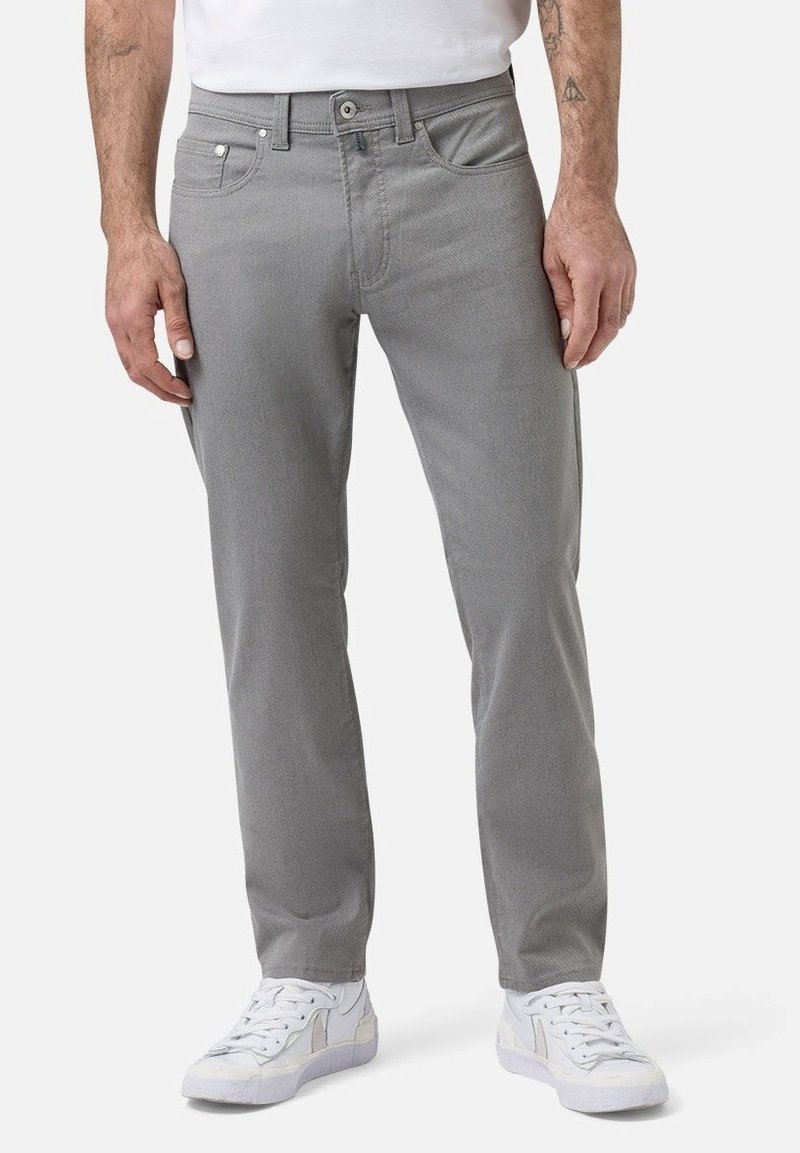 Grijze denim broek met een rechte pasvorm, voorzien van steekzakken en een knoopsluiting. G gedragen met witte sneakers en een plain wit t-shirt.