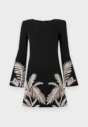 Sort kjole med flagrende ærmer, prydet med guldbroderede palmeblad-designs langs kanten og ærmerne. Lavet af glat stof.