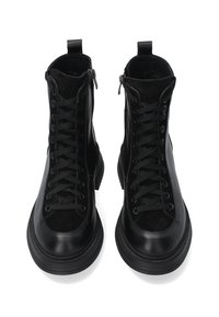 Czarne botki sięgające za kostkę, wykonane z gładkiej skóry i zamszu, z sznurowanym przodem, bocznym zamkiem błyskawicznym i masywną gumową podeszwą.