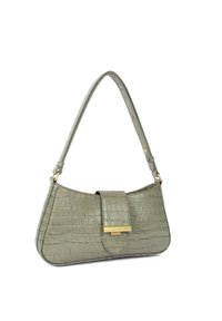 Borsa verde in ecopelle coccodrillo con forma curvata, chiusura a pattina piatta, dettagli in oro e una sola tracolla regolabile.