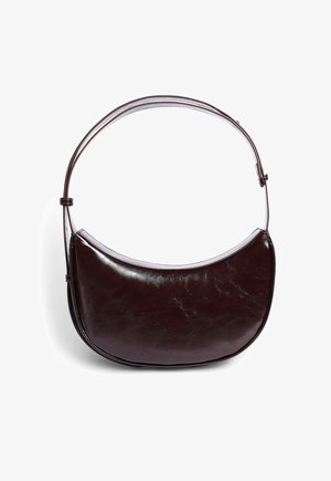 Ruda odinė rankinė su kreiviu, pusapvaliu pavidalu. Yra ilgas, reguliuojamas dirželis ir lygi, blizgi paviršius.