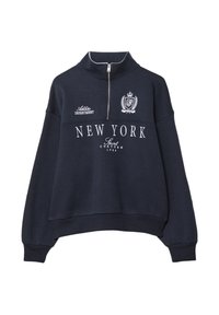 Námornícky modrý sveter s vysokým golierom, polovičným zipsom a rebrovanými manžetami. Obsahuje biele nápisy "NEW YORK" a ozdoby na hrudi.