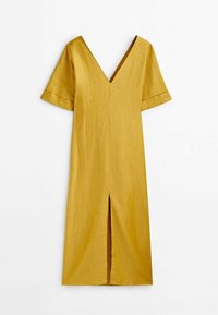 Robe jaune moutarde avec col en V, manches courtes avec revers et fente centrale à l’avant, réalisée en tissu texturé.