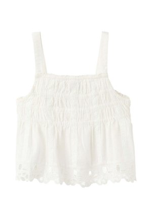 Crop top blanc sans manches smocké avec larges bretelles et bordure en dentelle ajourée le long de l'ourlet.