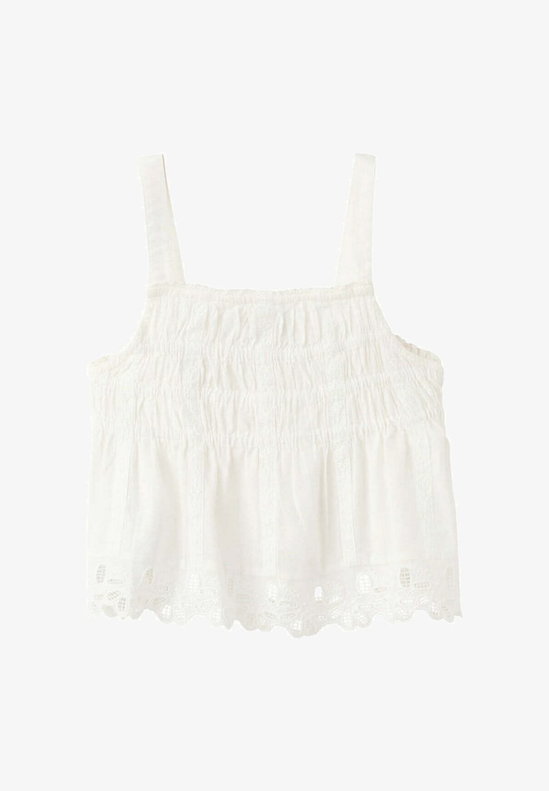 Crop top blanc sans manches smocké avec larges bretelles et bordure en dentelle ajourée le long de l'ourlet.