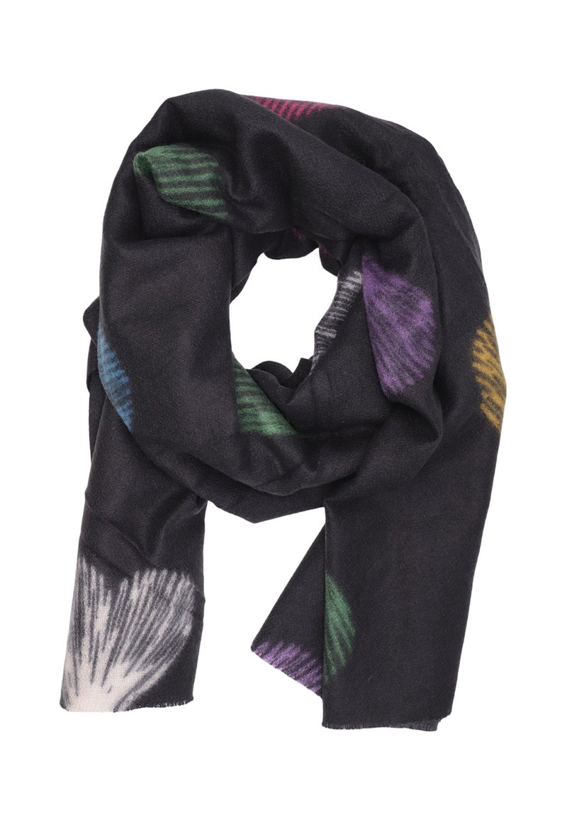 Sciarpa nera con grandi motivi a conchiglia multicolori in bianco, verde, viola, blu, giallo e rosso, disposta in modo libero su uno sfondo bianco.